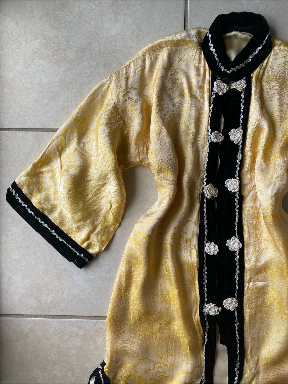 Fall Vintage 70s Gold and Black Satin Embroidered kimono